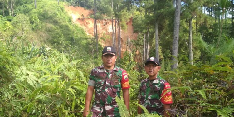 Koramil Parapat Tinjau Asal Longsor, Jalur Alternatif Sitahoan Masih Bisa Dilalui