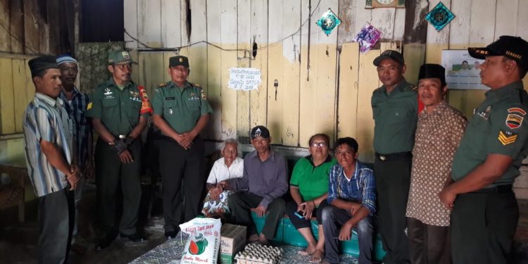 Koramil Sidamanik, Kodim 0207/ Simalungun Beri Tali Asih Nenek Renta yang Tinggal Sendiri