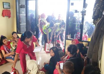 Polres Bogor Evakuasi Korban Bencana dan Sampaikan Bantuan dari Presiden