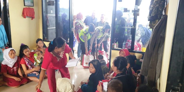 Polres Bogor Evakuasi Korban Bencana dan Sampaikan Bantuan dari Presiden