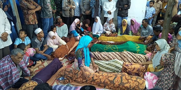Banjir Mandailing Natal Merenggut Nyawa Belasan Siswa. Berikut Daftar Korban Luka dan Tewas