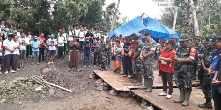 Korem 023 /Kawal Samudera Bangun Tiga Jembatan di Nias Selatan