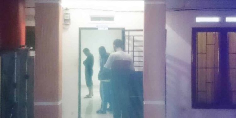 Lagi Begituan Di Dalam Kamar Eks Pegawai Bank Dan SPG Rokok Digrebek BNN Lagi Begituan Di Dalam Kamar Eks Pegawai Bank Dan SPG Rokok Digrebek BNN