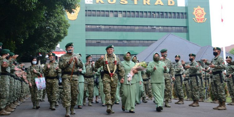 Warga Kostrad Melepas Mantan Pangkostrad Letjen TNI Besar Harto Karyawan