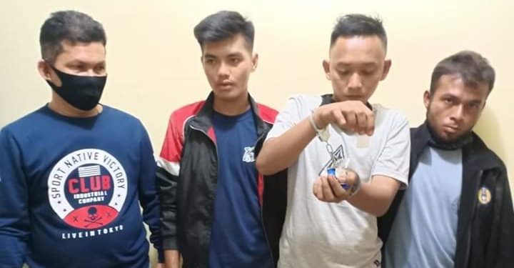 Tiga Pria Ditangkap Saat Transaksi Narkoba di Kuburan