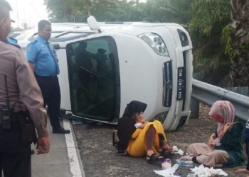 Jemput Kerabat di Bandara Kuala Namu, Mobil Minibus Terbalik