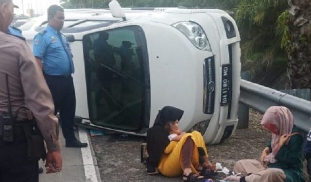 Jemput Kerabat di Bandara Kuala Namu, Mobil Minibus Terbalik