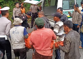 Kapolres Dairi Pimpin Evakuasi Korban Kecelakaan dari Jurang Air Terjun Lae Pandaroh