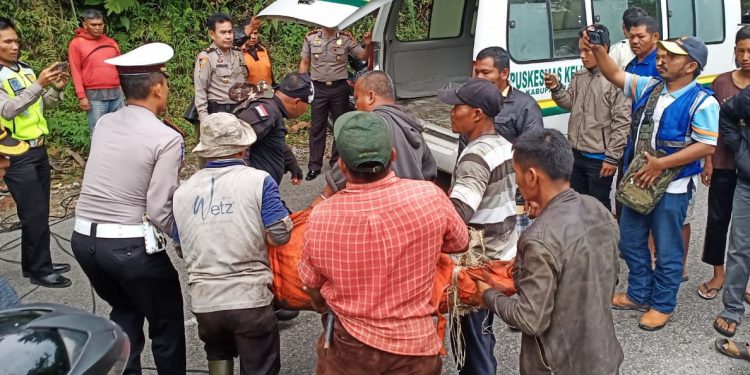Kapolres Dairi Pimpin Evakuasi Korban Kecelakaan dari Jurang Air Terjun Lae Pandaroh