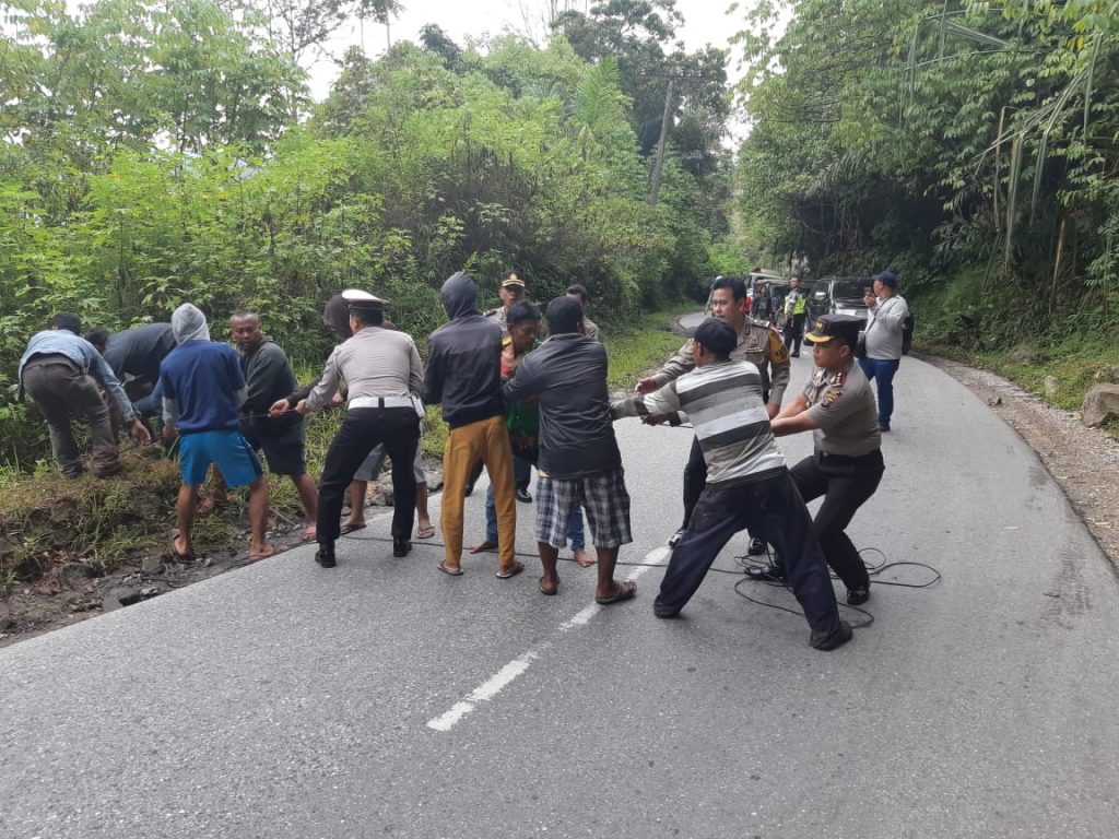 Kapolres Dairi Pimpin Evakuasi Korban Kecelakaan dari Jurang Air Terjun Lae Pandaroh