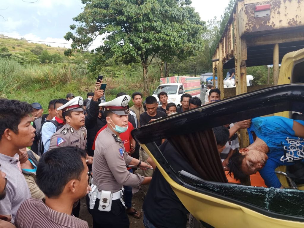 Laka Maut di Jalan Lintas Sumatera, Sipoholon, Supir dan Penumpang Tewas Terjepit