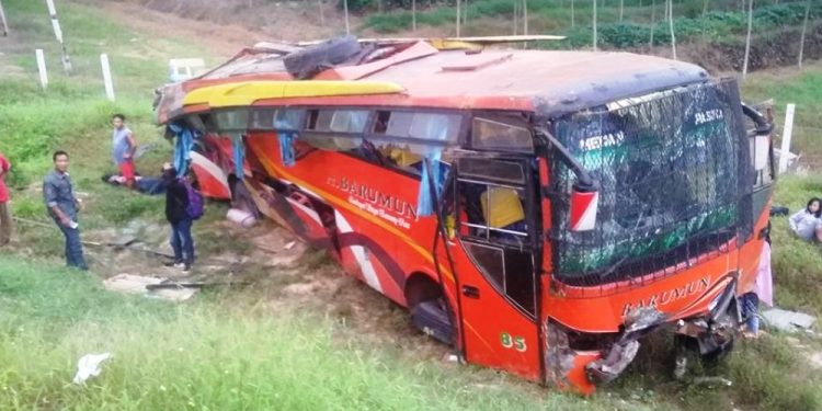 Kecelakaan Bus Barumun, Puluhan Penumpang Terluka dan Amdani Harahap Tewas di Lokasi Kecelakaan Bus Barumun, Puluhan Penumpang Terluka dan Amdani Harahap Tewas di Lokasi