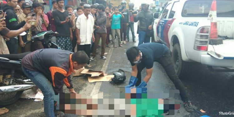 Mendahului Truk Sampah, Pengendara Sepedamotor Jatuh dan Terlindas