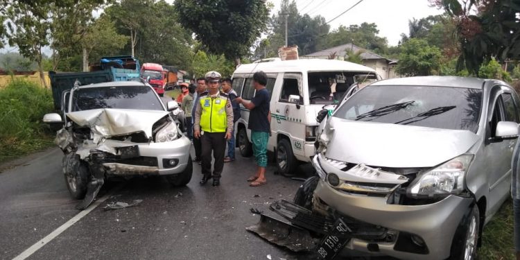 Tiga Mobil Terlibat Tabrakan Beruntun di Siborongborong