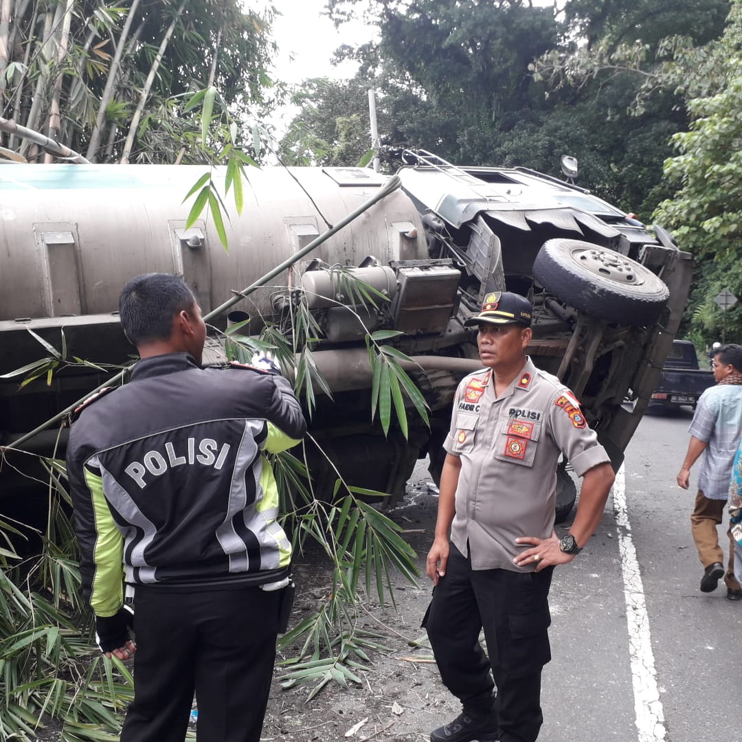 Truk Tangki Terbalik di Jalur Wisata Medan-Berastagi Picu Kemacetan Truk Tangki Terbalik di Jalur Wisata Medan-Berastagi Picu Kemacetan