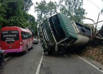Truk Tangki Terbalik di Jalur Wisata Medan-Berastagi Picu Kemacetan