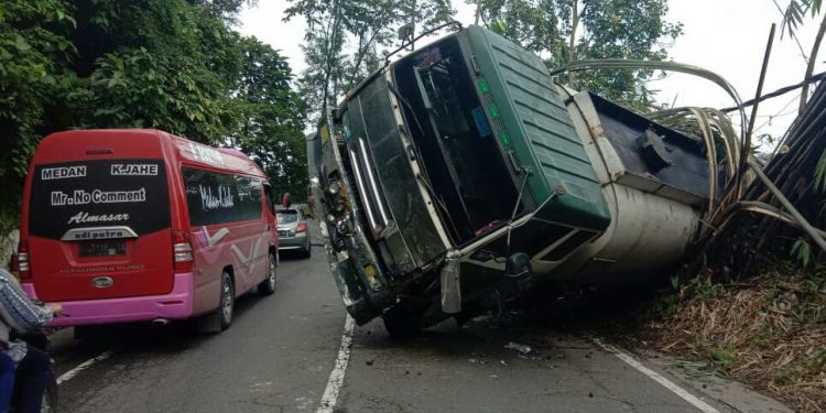 Truk Tangki Terbalik di Jalur Wisata Medan-Berastagi Picu Kemacetan Truk Tangki Terbalik di Jalur Wisata Medan-Berastagi Picu Kemacetan