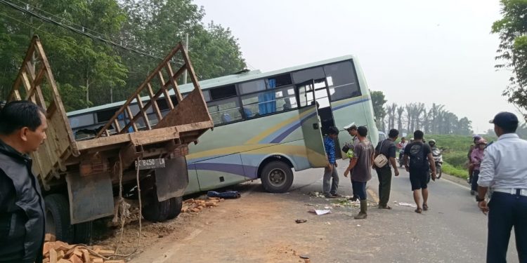 Salip Truk, Bus Intra Kecelakaan di Jalan lintas Siantar-Medan
