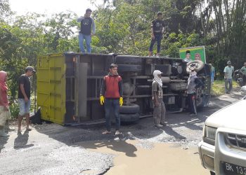Jalan Rusak dan Sarat Muatan, Truk Pengangkut Pelet Ikan Terbalik