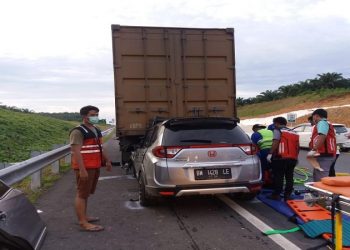 Honda BRV Seruduk Truk di Jalan Tol, Ibu dan Bayi Tewas