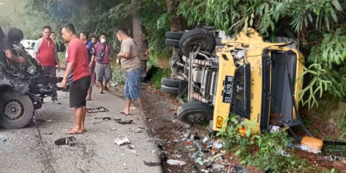 Mobil warga Tanjung Morawa kontra Mobil warga Taput Kecelakaan di Jalan Lintas Siantar-Parapat, 3 Orang Korban Mobil warga Tanjung Morawa kontra Mobil warga Taput Kecelakaan di Jalan Lintas Siantar-Parapat, 3 Orang Korban