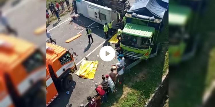 Empat Tewas dan Belasan Luka-luka akibat Kecelakaan Beruntun di Tol Cipali Km 150 Empat Tewas dan Belasan Luka-luka akibat Kecelakaan Beruntun di Tol Cipali Km 150