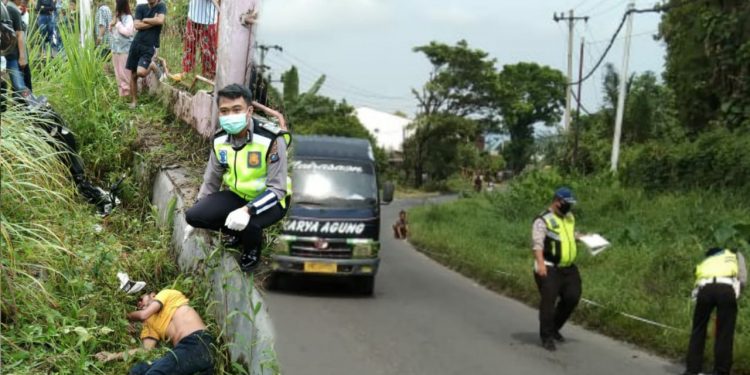 Pengendara Scorpio Tewas di Jalan Lintas Siantar-Perdagangan, Tabrak Tiang dan Terlempar ke Tembok Pagar Pengendara Scorpio Tewas di Jalan Lintas Siantar-Perdagangan, Tabrak Tiang dan Terlempar ke Tembok Pagar
