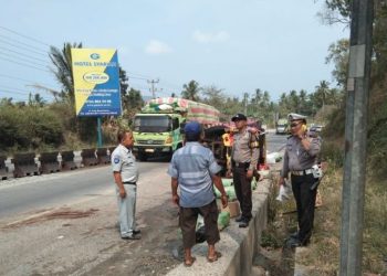 Tragis, Sekeluarga Tewas Ditabrak Truk Saat Selfie di Jalan Lintas Sumatera