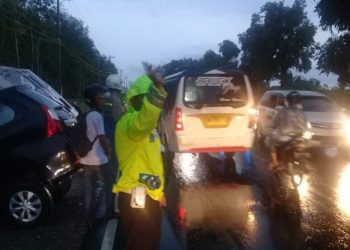 Bus Pariwisata Terbalik Usai Tabrakan dengan Avanza Berpenumpang Wanita