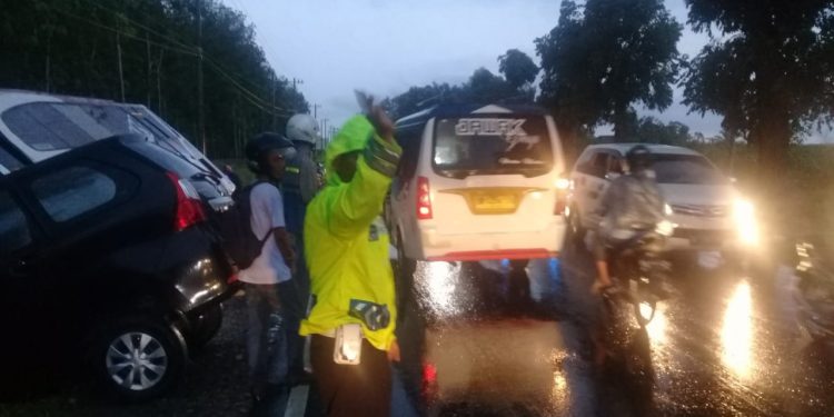 Bus Pariwisata Terbalik Usai Tabrakan dengan Avanza Berpenumpang Wanita Bus Pariwisata Terbalik Usai Tabrakan dengan Avanza Berpenumpang Wanita