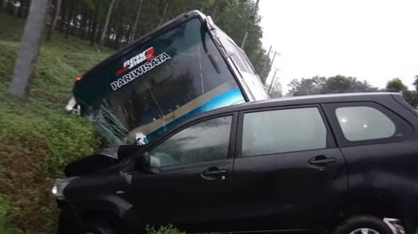 Bus Pariwisata Terbalik Usai Tabrakan dengan Avanza Berpenumpang Wanita Bus Pariwisata Terbalik Usai Tabrakan dengan Avanza Berpenumpang Wanita