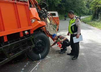 Fuso Tabrak Trailer di Jalan Siantar-Parapat, Seorang Warga Medan Tewas