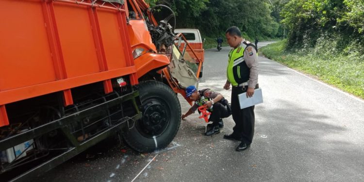 Fuso Tabrak Trailer di Jalan Siantar-Parapat, Seorang Warga Medan Tewas