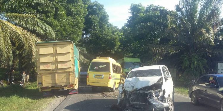 Empat Kendaraan Terlibat Kecelakaan Beruntun di Jalinsum Siantar-Tebing