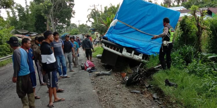Bonceng Cewek Tembung, Pria asal Medan Petisah Kecelakaan dan Meninggal di Jalan Lintas Siantar- Parapat Bonceng Cewek Tembung, Pria asal Medan Petisah Kecelakaan dan Meninggal di Jalan Lintas Siantar- Parapat