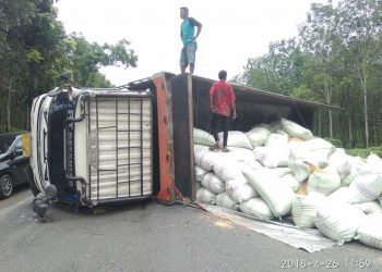 Usai Suap Petugas Timbangan, Truk Terguling di Jalan lintas Siantar-Medan dan  Picu Kemacetan