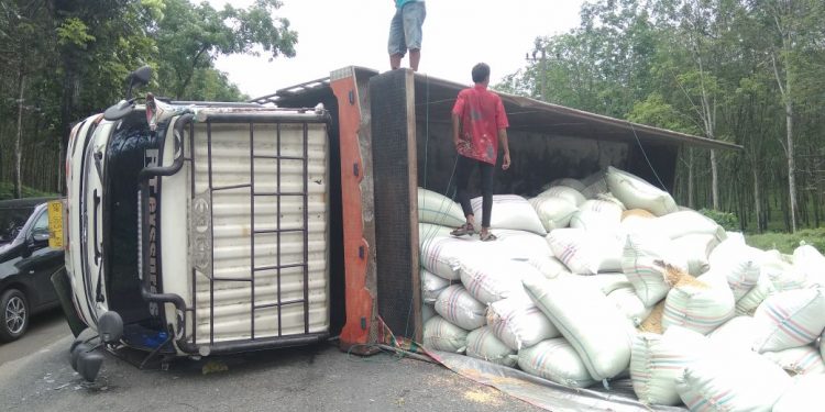Usai Suap Petugas Timbangan, Truk Terguling di Jalan lintas Siantar-Medan dan  Picu Kemacetan