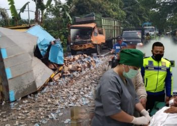 Truk Agus Manihuruk Laga kambing dengan Tronton Salikin di Jalan Lintas Siantar - Perdagangan, Lima Orang Korban