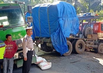 Truk Pengangkut Kertas Toba Pulp Lestari Kecelakaan di Jalin Siantar-Parapat
