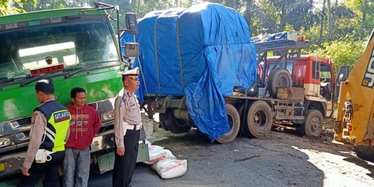Truk Pengangkut Kertas Toba Pulp Lestari Kecelakaan di Jalin Siantar-Parapat Truk Pengangkut Kertas Toba Pulp Lestari Kecelakaan di Jalin Siantar-Parapat