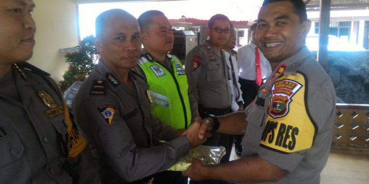 HUT SSDM Ke- 68, Polres Lampung Barat Menggelar Sukuran Potong Tumpeng Dan Pemberian Hadiah Kepada Anggota