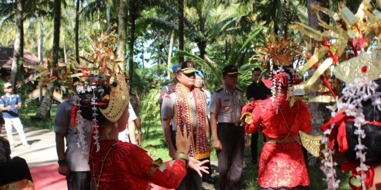 Waka Polda Lampung Berikan Arahan Kepada Anggota Polres Lampung Barat Waka Polda Lampung Berikan Arahan Kepada Anggota Polres Lampung Barat