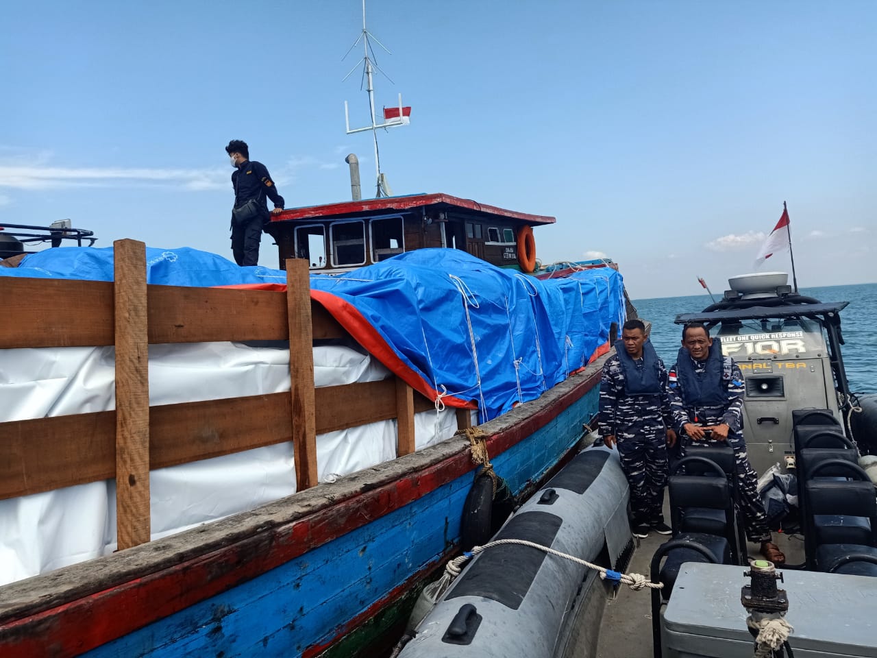 Bawa 300 Ball Pakaian Bekas, Kapal KM Doa Ibu Ditangkap Tim Gabungan Lanal TBA Lantamal I, Bea Cukai dan Polair Tanjung Balai Bawa 300 Ball Pakaian Bekas, Kapal KM Doa Ibu Ditangkap Tim Gabungan Lanal TBA Lantamal I, Bea Cukai dan Polair Tanjung Balai