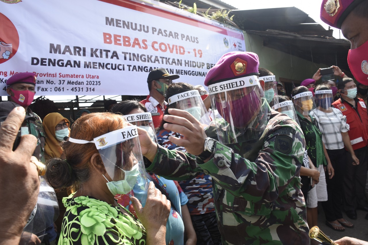 Yonmarhanlan I dan PMI Sumut Bagikan Face Shield dan Sembako di Belawan