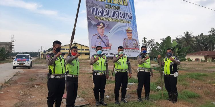 Satlantas Polres Sergai Pasang Spanduk Himbauan "Physical Distancing" di lokasi Keramaian Satlantas Polres Sergai Pasang Spanduk Himbauan "Physical Distancing" di lokasi Keramaian