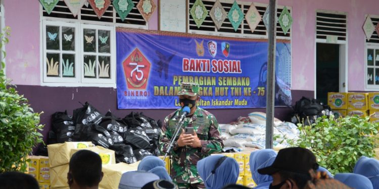 Peringati HUT TNI Ke-75 Lanud SIM Bagikan Paket Sembako Kepada Masyarakat Saree Aceh