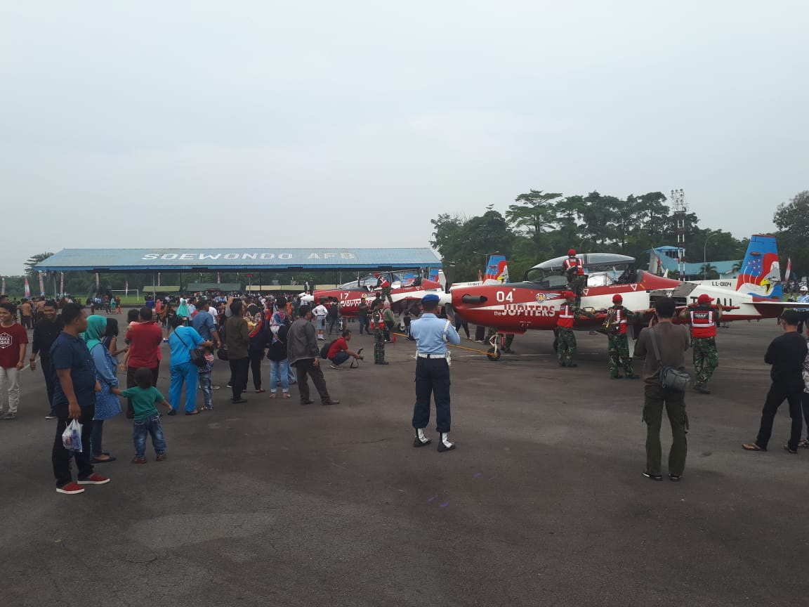 7 Pesawat Wong Bee Atraksi Full Manuver di Langit Lanud Soewondo