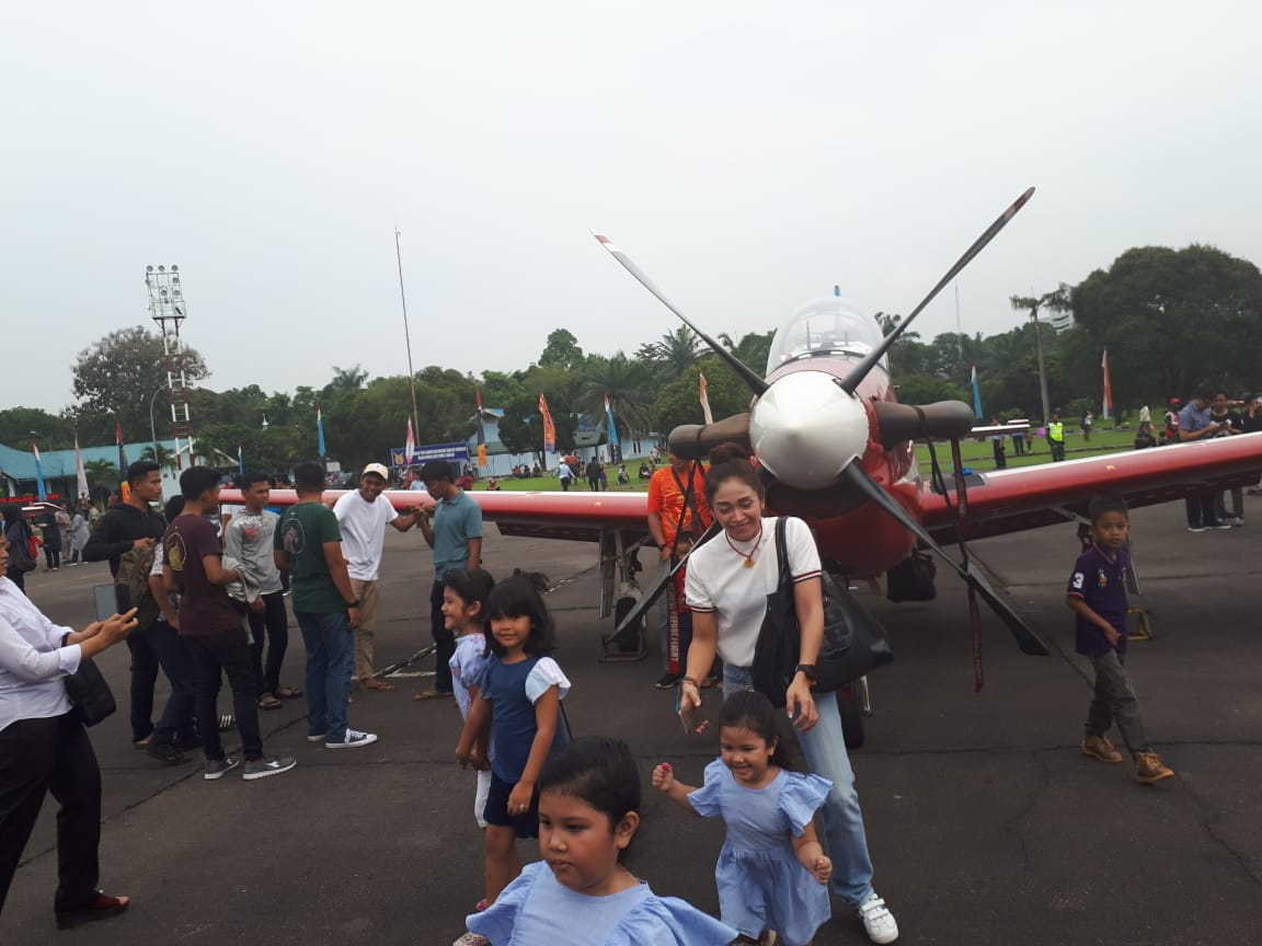 7 Pesawat Wong Bee Atraksi Full Manuver di Langit Lanud Soewondo