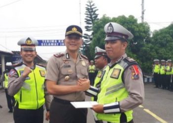 Dua Personel Polres Labuhanbatu terima Reward di HUT Lantas Ke-63
