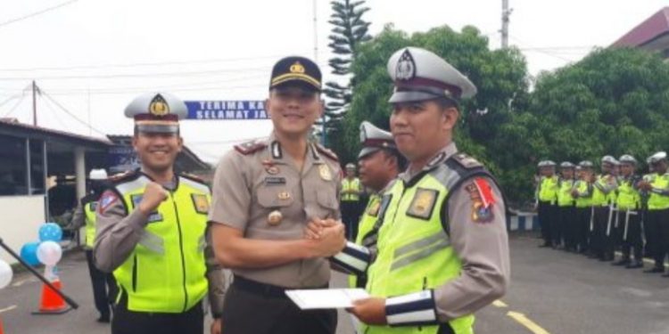 Dua Personel Polres Labuhanbatu terima Reward di HUT Lantas Ke-63